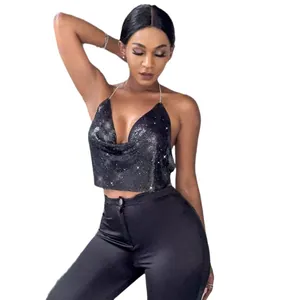 Sexy top a lupetto con paillettes metalliche nere, schiena scoperta e catenelle