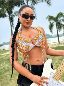 Vista detallada del top halter con flecos de gemas coloridas para festivales de música