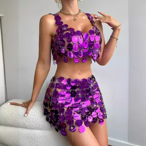 Conjunto de dos piezas hecho a mano con lentejuelas moradas, top corto y minifalda