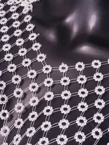 Detalle de los adornos de flores de diamantes de imitación en un vestido de malla