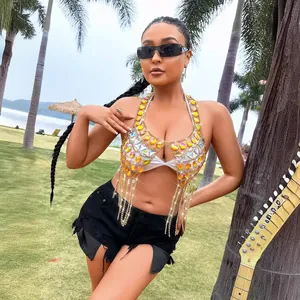 Top halter hecho a mano con gemas de colores y flecos para festivales de música