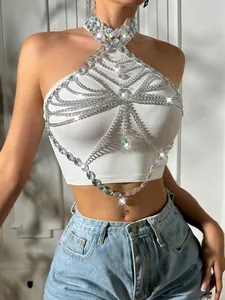Détail d'une chaîne de corps argentée multicouche avec strass en acrylique irisé