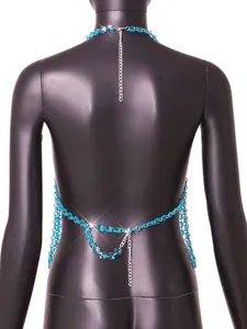 Gedetailleerd achteraanzicht van een sprankelende blauwe edelsteen halter body chain top