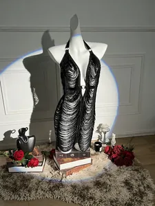 Abito mini sexy nero con lacci al collo, schiena scoperta e frange su manichino