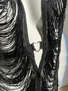 Abito sexy senza schienale con frange nere e fibbia in metallo a forma di cuore