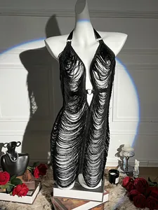Abito sexy nero con scollo all'americana e frange e fibbia a cuore.