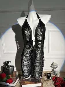 Elegante abito sexy nero con frange, allacciato al collo e schiena nuda per party.