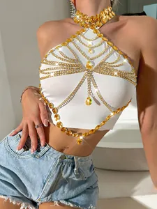 Détail d'une luxueuse chaîne de corps dorée ornée de pierres acryliques orange vif