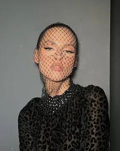 Copricapo alla moda in rete con strass e velo per festival musicali e feste eleganti