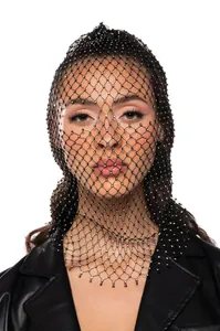Vista dettagliata di una maschera a rete nera con decorazioni in strass scintillanti.