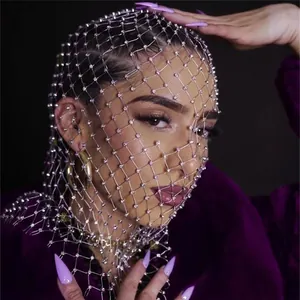 Copricapo alla moda in rete di strass per feste musicali di tendenza e festival chic