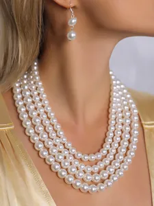 Elegantes vierreihiges Perlenketten-Set mit passenden weißen Perlenohrringen