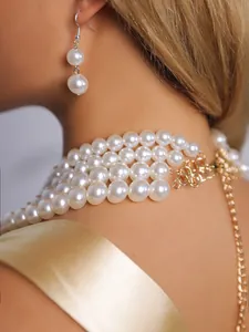 Detailansicht eines eleganten mehrlagigen Perlen-Chokers und dazu passender Ohrringe