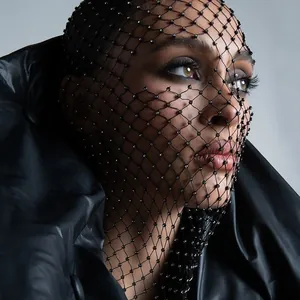 Copricapo a rete nero alla moda con strass per festival musicali e feste.