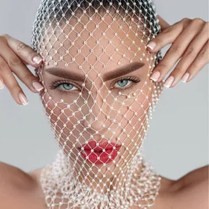 Maschera a rete bianca alla moda con strass scintillanti per i party di musica trendy