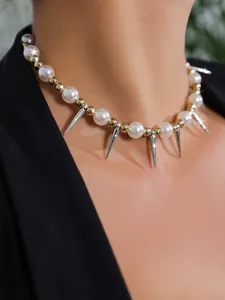 Detailansicht eines modischen Perlenhalsbands mit silbernen Metallstacheln am Hals