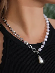 Detailaufnahme der silbernen Gliederkette und weißen Kunstperlenkette mit Tropfenanhänger