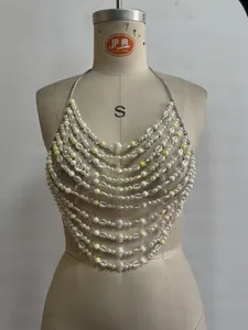Detalle de un top de bikini hecho a mano con perlas y conchas para la playa de verano