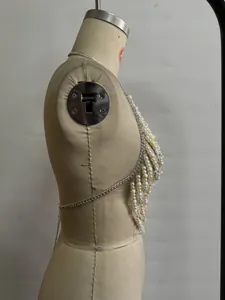 Vista lateral de un top de bikini con cuentas de perlas y cadena corporal para fiesta.