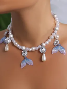 Detailansicht eleganter Perlenimitate und schillernder blauer Meerjungfrauenschwänze