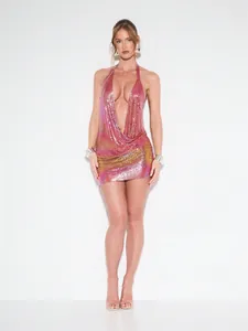 Vollansicht eines sexy Neckholder-Minikleids mit Pailletten, tiefem V-Ausschnitt und Bodycon-Passform