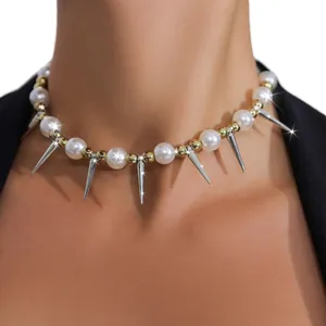 Übertriebene Punk-Perlenkette mit silbernen konischen Stacheln an einem Frauenmodel