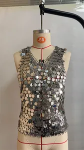 Nahaufnahme eines handgefertigten silbernen Pailletten-Tops im Vintage-Stil auf einer Schneiderpuppe