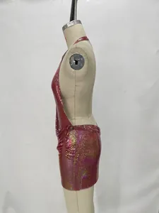 Seitenansicht-Detail zeigt die Textur eines sexy rosa Pailletten-Halter-Bodycon-Minikleides