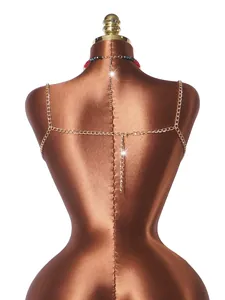 Dettaglio ravvicinato della catena per il corpo dorata con design a schiena nuda.