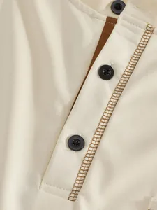 Nahaufnahme eines atmungsaktiven Herren-Henley-Polo-Shirts mit schwarzen Knöpfen und Nähten