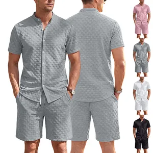 Set estivo da uomo in maglia a nido d'ape grigia con camicia a maniche corte e pantaloncini.