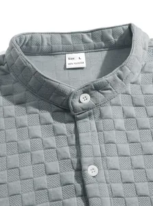 Dettaglio di una camicia grigia con trama a nido d'ape, collo alla coreana e bottoni
