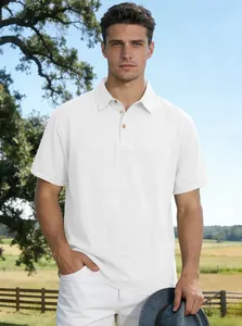 Detailansicht eines weißen Herren-Leinen-Poloshirts in einer hellen natürlichen Außenumgebung