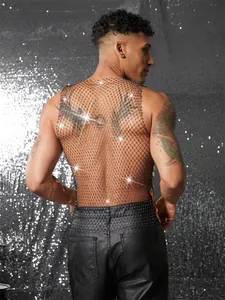 Detaillierte Rückansicht des schwarzen Herren-Netz-Tops mit glitzernden Strass-Akzenten