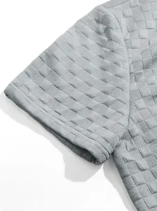 Macro dettagliata della trama in maglia a nido d'ape grigia di una camicia estiva