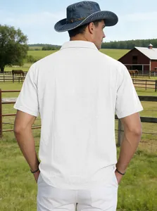 Rückansicht eines weißen strukturierten Leinen-Poloshirts für Herren auf einer Ranch