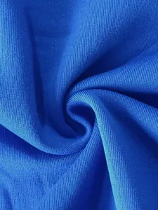 Dettaglio ravvicinato di tessuto pile blu vivace con morbida trama a maglia e pieghe