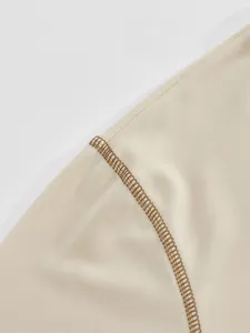 Nahaufnahme der Kontrastnähte und des Twill-Stoffs bei einem atmungsaktiven Herren-Poloshirt