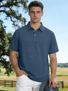 Klassisches blaues Leinen-Poloshirt für Herren, aufgenommen in entspannter Sommerumgebung