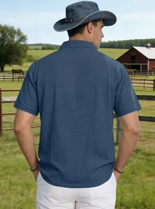 Detailansicht der Rückseite eines dunkelblauen Leinen-Poloshirts für Herren aus atmungsaktivem Stoff