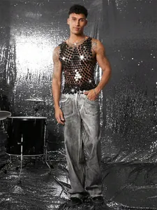 Männliches Model trägt ein handgefertigtes schwarzes Pailletten-Tanktop auf glitzerndem Hintergrund