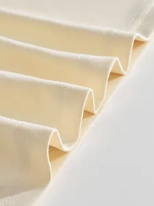 Nahaufnahme der atmungsaktiven, schnell trocknenden Stoffstruktur eines Herren-Poloshirts.