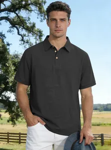 Detailansicht eines dunkelgrauen Leinen-Poloshirts für Herren vor ländlichem Hintergrund