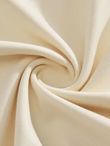 Detailaufnahme des atmungsaktiven cremefarbenen Polohemd-Stoffs mit Twill-Struktur