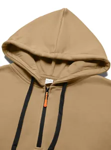 Detailweergave van een kaki herenhoodie met rits en opvallende oranje ritstrekker