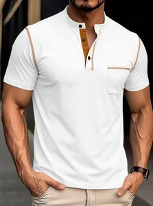 Nahaufnahme weißes Herren-Henley-Shirt mit braunen Kontrastnähten und Tasche