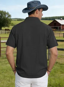 Rückansicht eines schwarzen Leinen-Poloshirts für Herren in ländlicher Ranch-Umgebung