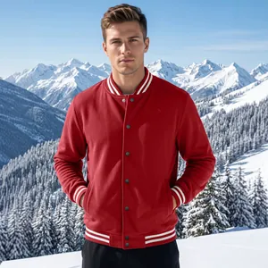 Giacca varsity rossa classica da uomo con strisce bianche su montagne innevate