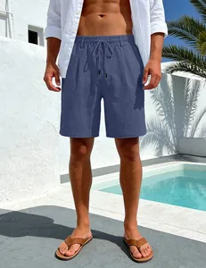 Detailansicht der blauen Herren-Leinenshorts mit Kordelzug in Resort-Umgebung