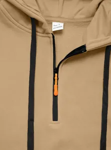 Detailopname van heren khaki fleece hoodie met oranje rits en zwarte trekkoorden.